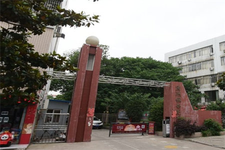 龙都科信小区2室2厅1卫78106万106m2中档装修出售